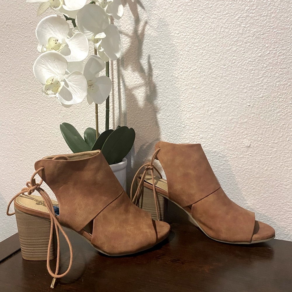 KENNETH COLE “Best Hit” Heels